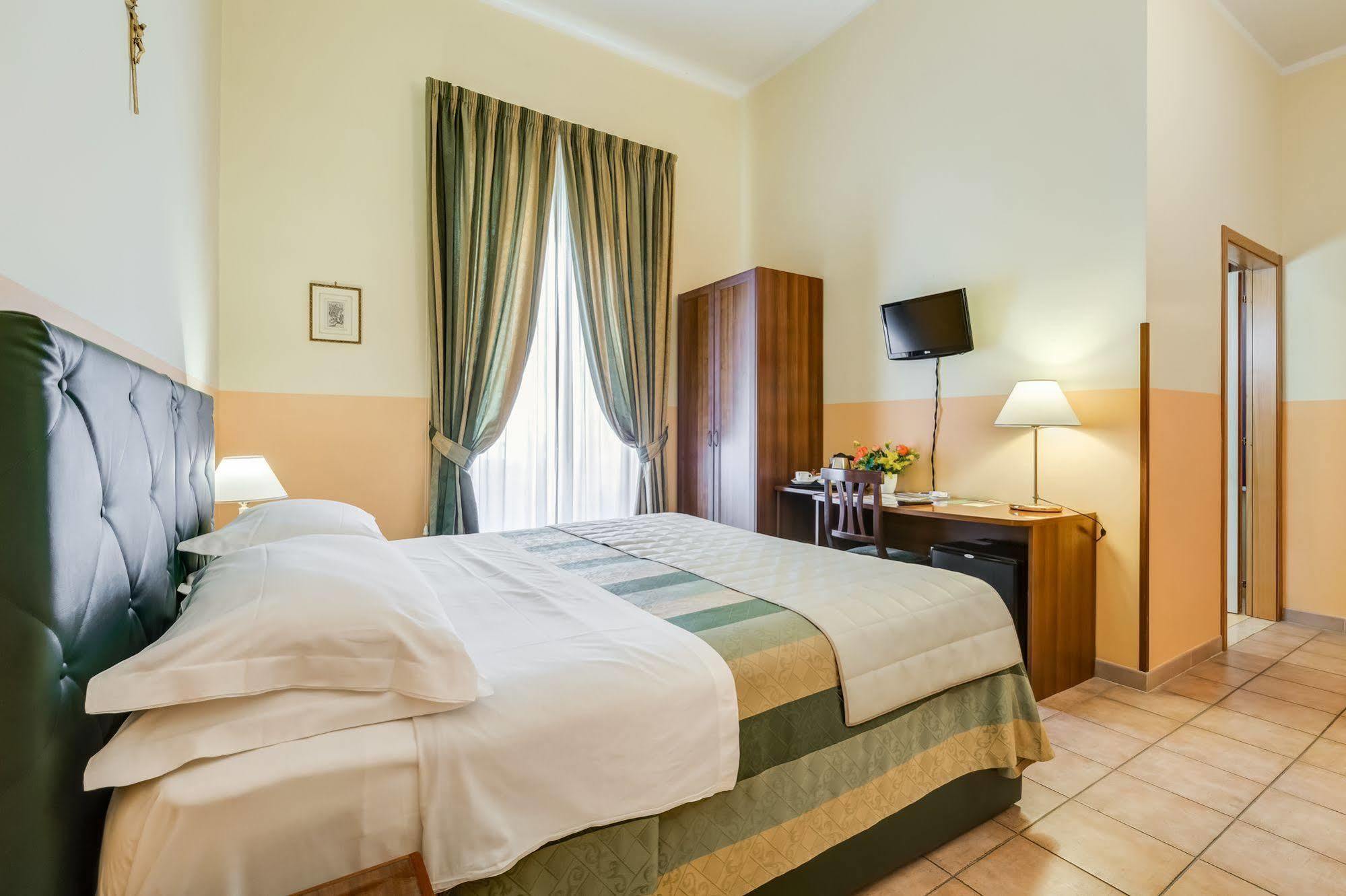 Domus Carmelitana Hotel Rome Buitenkant foto